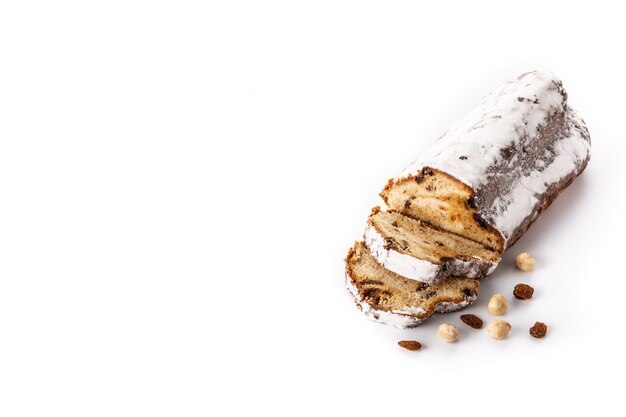 Stollen de Navidad. Postre de Navidad tradicional alemán aislado sobre fondo blanco.