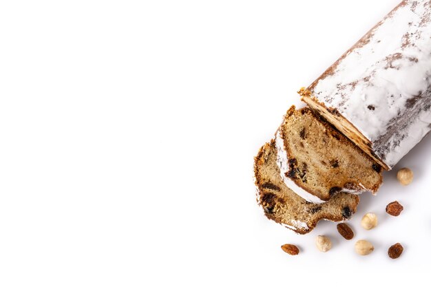 Stollen de Navidad. Postre de Navidad tradicional alemán aislado sobre fondo blanco.