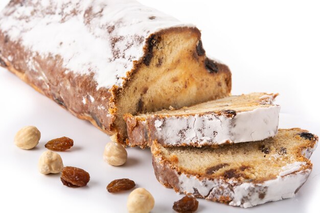 Stollen tradicional de Navidad alemán aislado sobre fondo blanco.