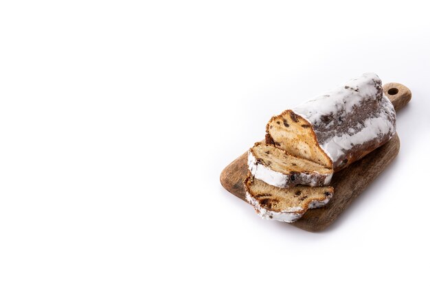 Stollen tradicional de Navidad alemán aislado sobre fondo blanco.