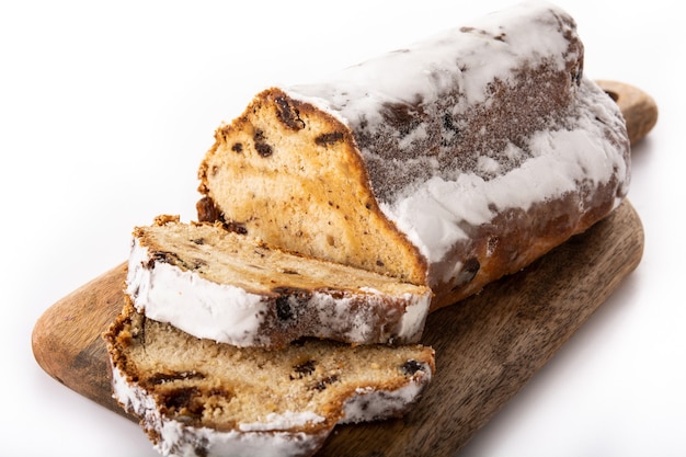 Stollen tradicional de Navidad alemán aislado sobre fondo blanco.