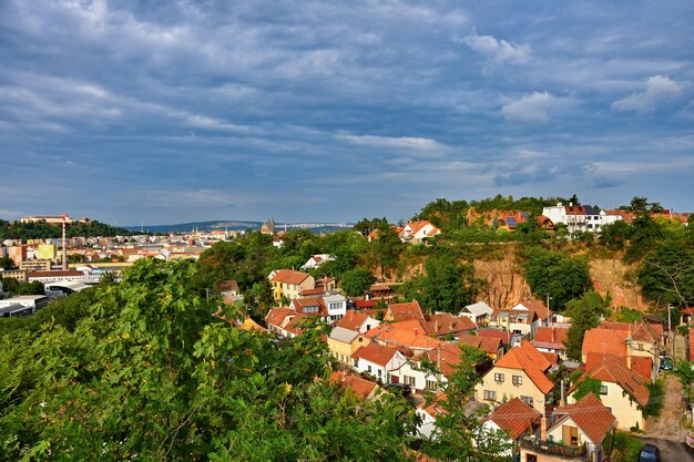 Stone Quarter Brno. Edificios antiguos en una antigua cantera. Paisaje con la ciudad.