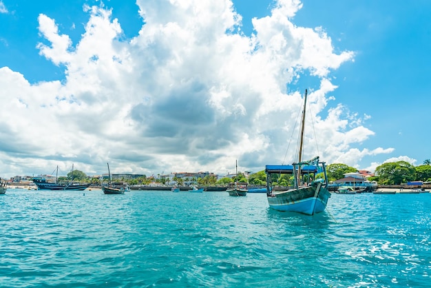 STONE TOWN ZANZIBAR 22 DE DICIEMBRE DE 2021 Barcos en un puerto de Stone Town Zanzíbar Tanzania