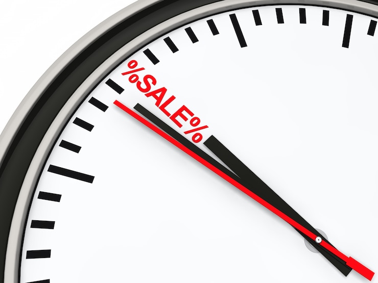 Photo Gratis stopwatch menunjuk ke kata "sale"