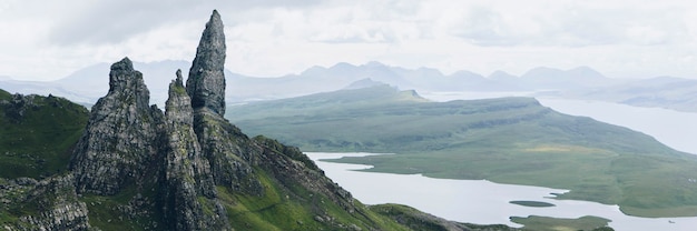 Foto gratuita el storr en la península de trotternish de la isla de skye, escocia