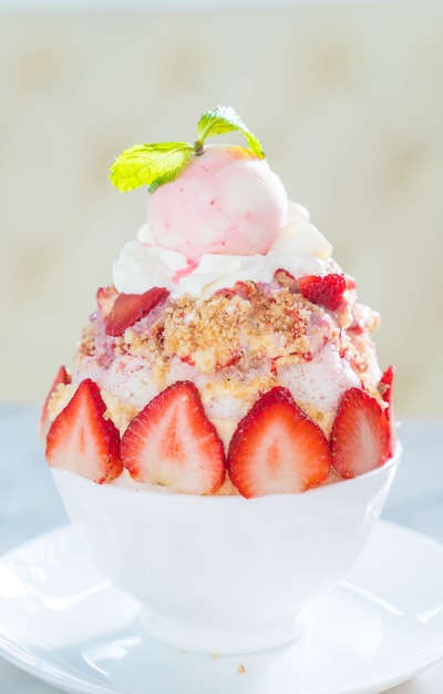 Strawberry crumble bingsu