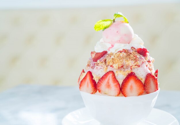 Strawberry crumble bingsu