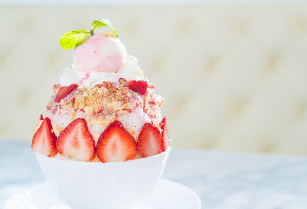 Strawberry crumble bingsu