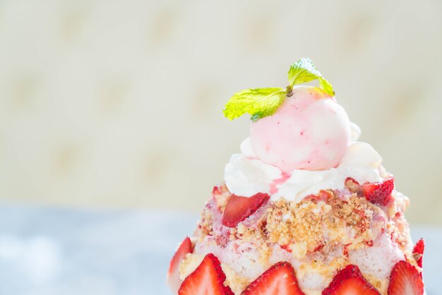 Strawberry crumble bingsu