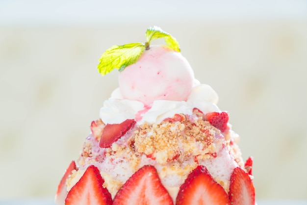 Strawberry crumble bingsu