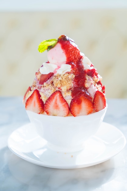 Strawberry crumble bingsu