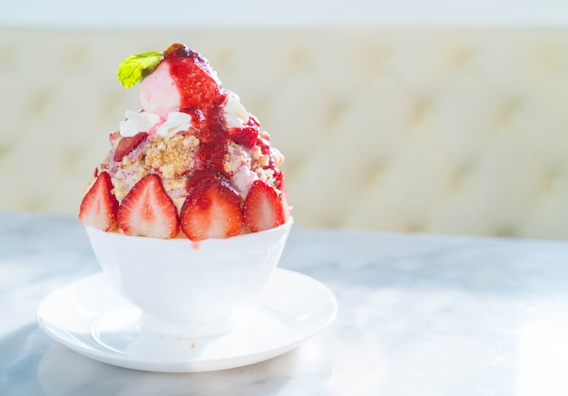 Strawberry crumble bingsu