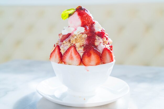 Strawberry crumble bingsu