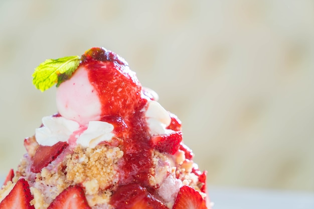 Strawberry crumble bingsu