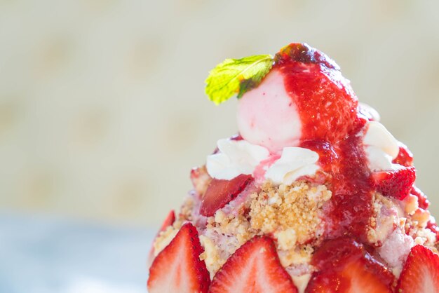 Strawberry crumble bingsu