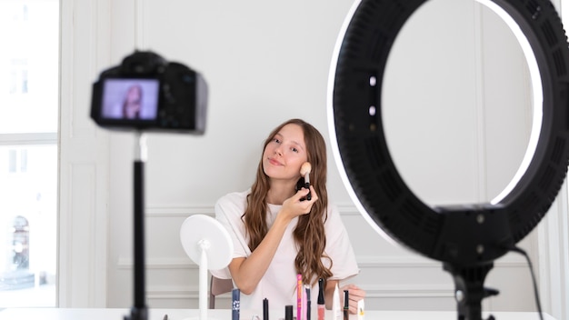 Foto gratuita streaming youtube maquillador freelancer