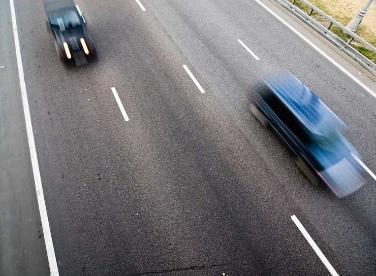 Foto gratuito streetracers en una carretera