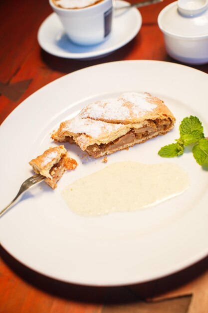 Strudel de manzana con salsa y café