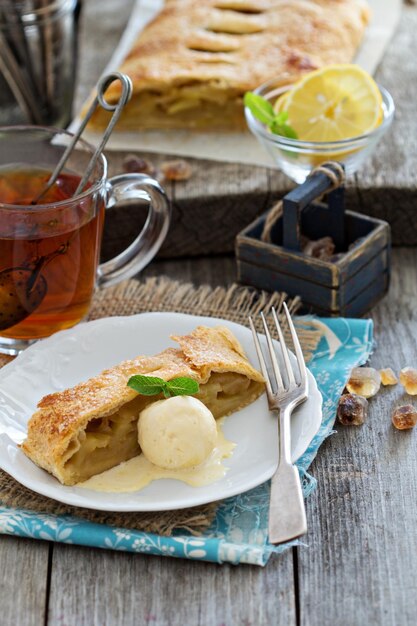 Strudel de manzana con té