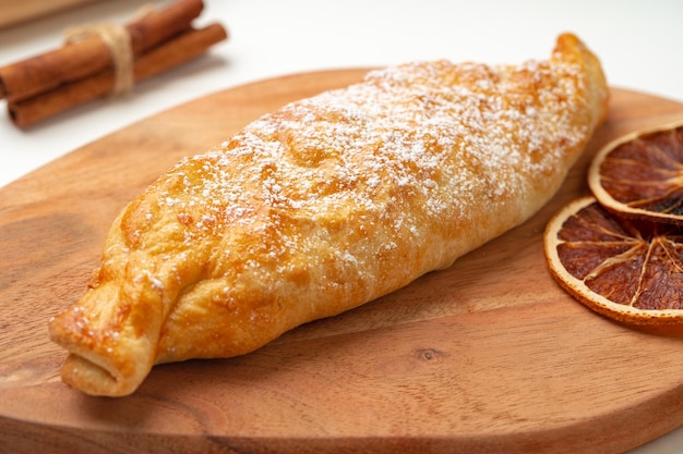 Strudel de manzana tradicional sobre tabla de madera cerrar