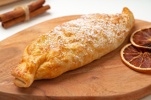 Strudel de manzana tradicional sobre tabla de madera cerrar