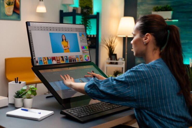 Photo Gratis studio editor doing retoucher work on touch screen