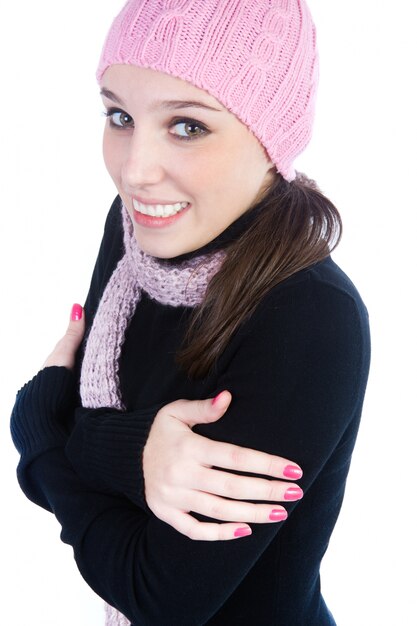 Studio Retrato de joven y bella mujer posando con gorra de lana rosa