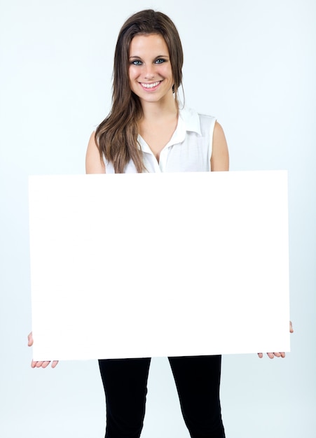 Foto gratuita studio retrato de joven y bella mujer posando con pantalla blanca