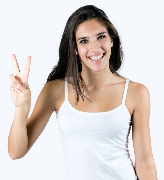 Studio Retrato de joven y bella mujer posando con pantalla blanca