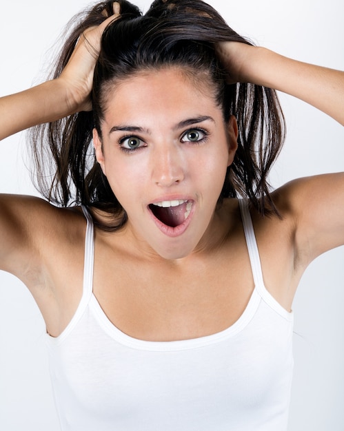 Foto gratuita studio retrato de joven y bella mujer posando con pantalla blanca