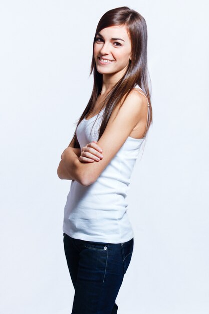 Studio Retrato de joven y bella mujer posando