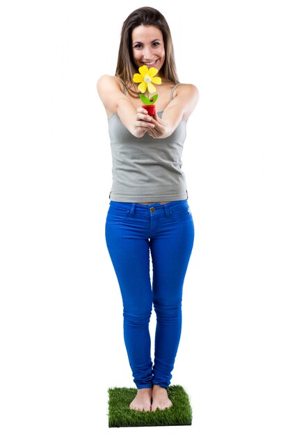 Studio Retrato de joven y bella mujer posando