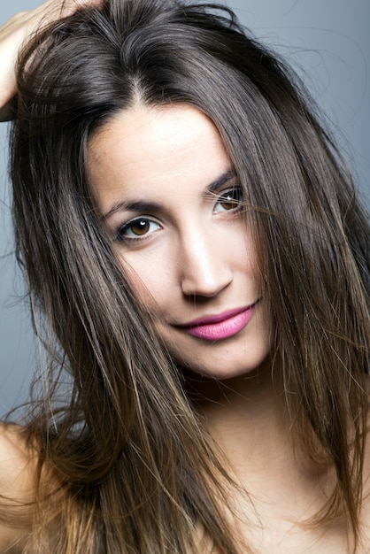 Studio Retrato de joven y bella mujer posando