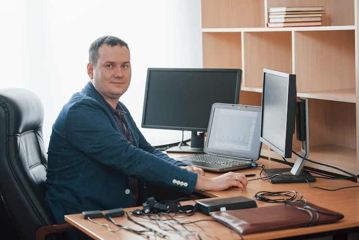 Foto gratuito en su propio gabinete. el examinador de polígrafo trabaja en la oficina con el equipo de su detector de mentiras