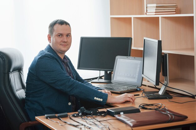 En su propio gabinete. El examinador de polígrafo trabaja en la oficina con el equipo de su detector de mentiras