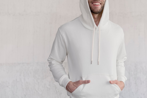 Foto gratuita sudadera con capucha blanca de moda) sesión de moda de moda masculina de estilo callejero