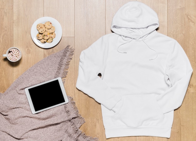 Sudadera con capucha blanca con plato de galletas