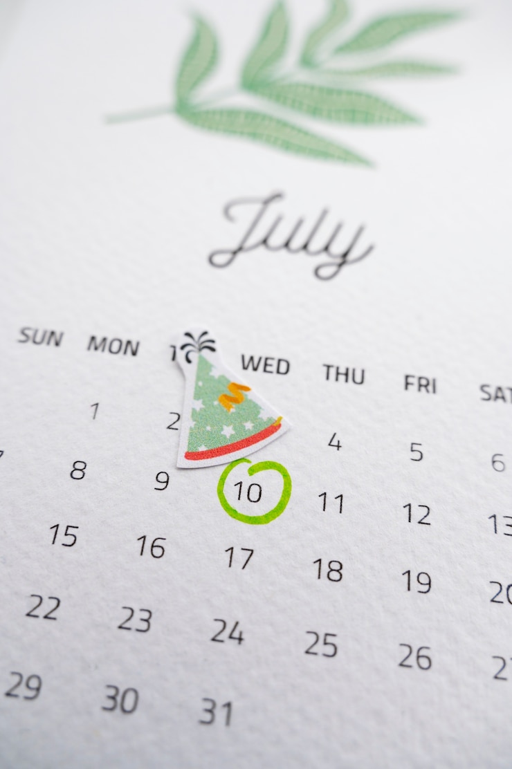 Photo Gratis sudut tinggi memo ulang tahun ditambahkan di kalender cerah