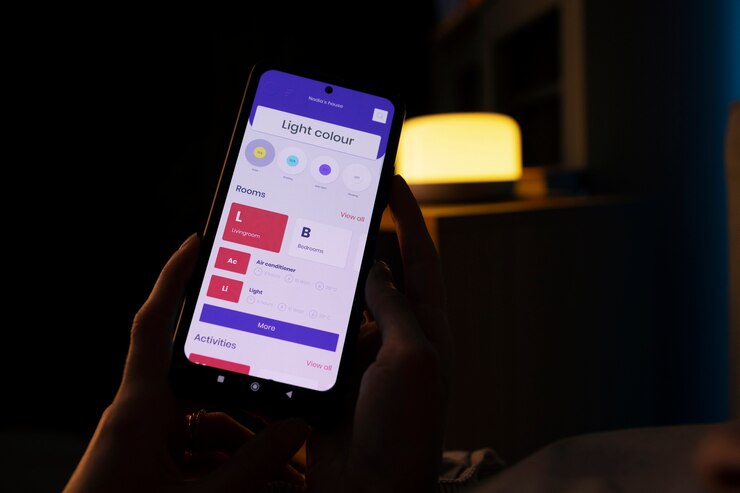 Photo Gratis sudut tinggi tangan memegang smartphone