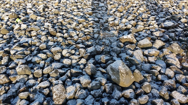 Suelo cubierto de piedra con una fina capa de nieve durante el invierno