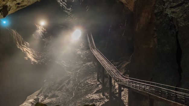 Bajo el suelo. Hermosa vista de estalactitas y estalagmitas en una caverna subterránea - Nueva cueva de Athos. Sagradas antiguas formaciones del inframundo.