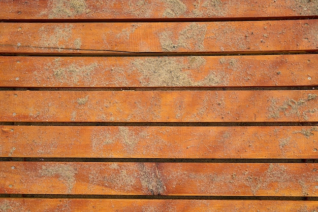 Suelo de madera naranja con arena