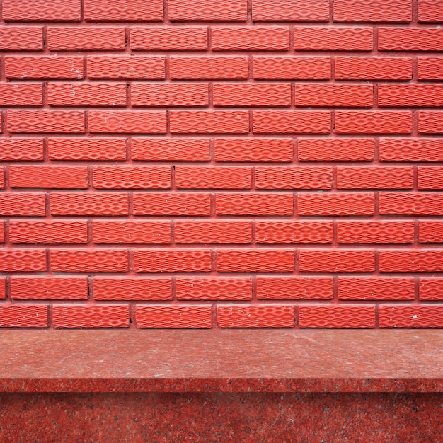 Suelo de madera con pared de ladrillos