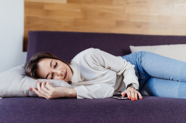 Sueños bonitos en la cama después de un duro día de trabajo