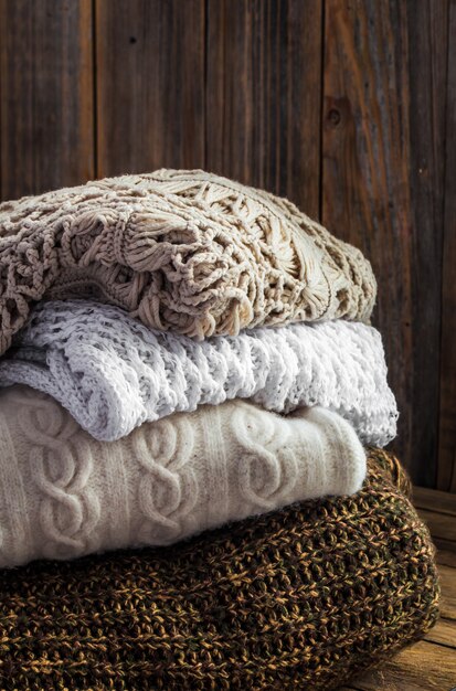 Suéter acogedor tejido en pared de madera