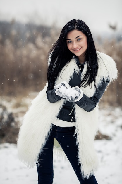 Foto gratuita suéter de invierno feliz moda joven