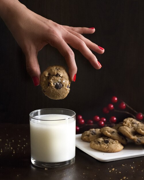 Sumerja la galleta en la leche