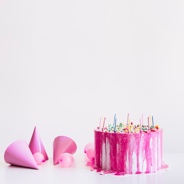 Suministros de fiesta rosa y pastel de cumpleaños