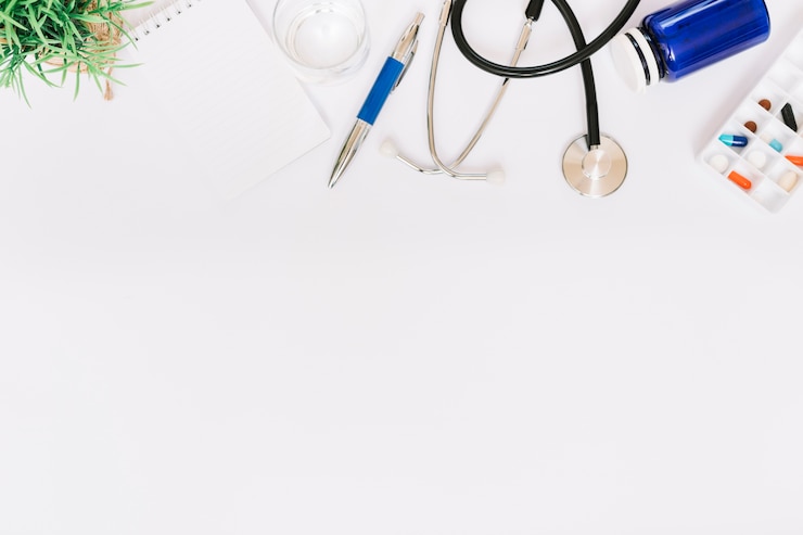 Foto gratuito suministros médicos cerca del cuaderno