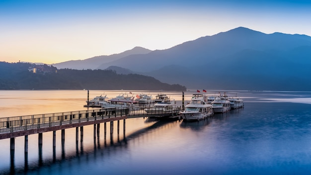 Sun Moon Lake al amanecer en Nantou, Taiwán.